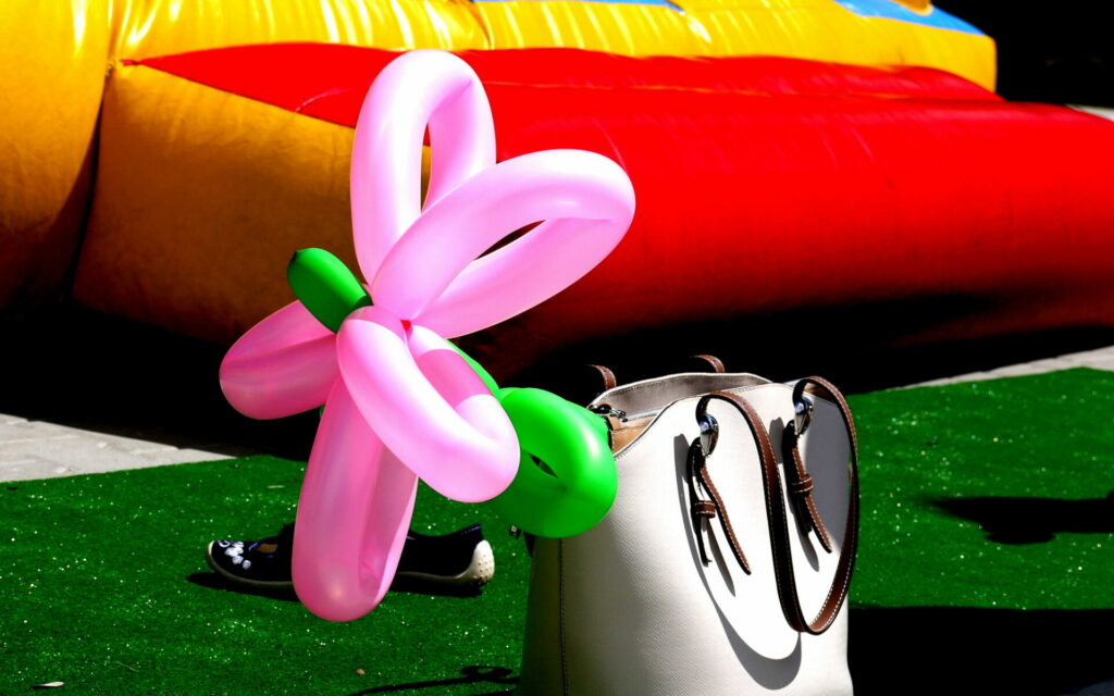 Kwiatek ze skręconych balonów