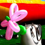 Kwiatek ze skręconych balonów